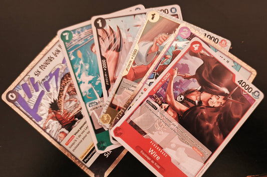 Cartes One Piece Card Game de différentes couleurs étalées, illustrant les six identités de jeu