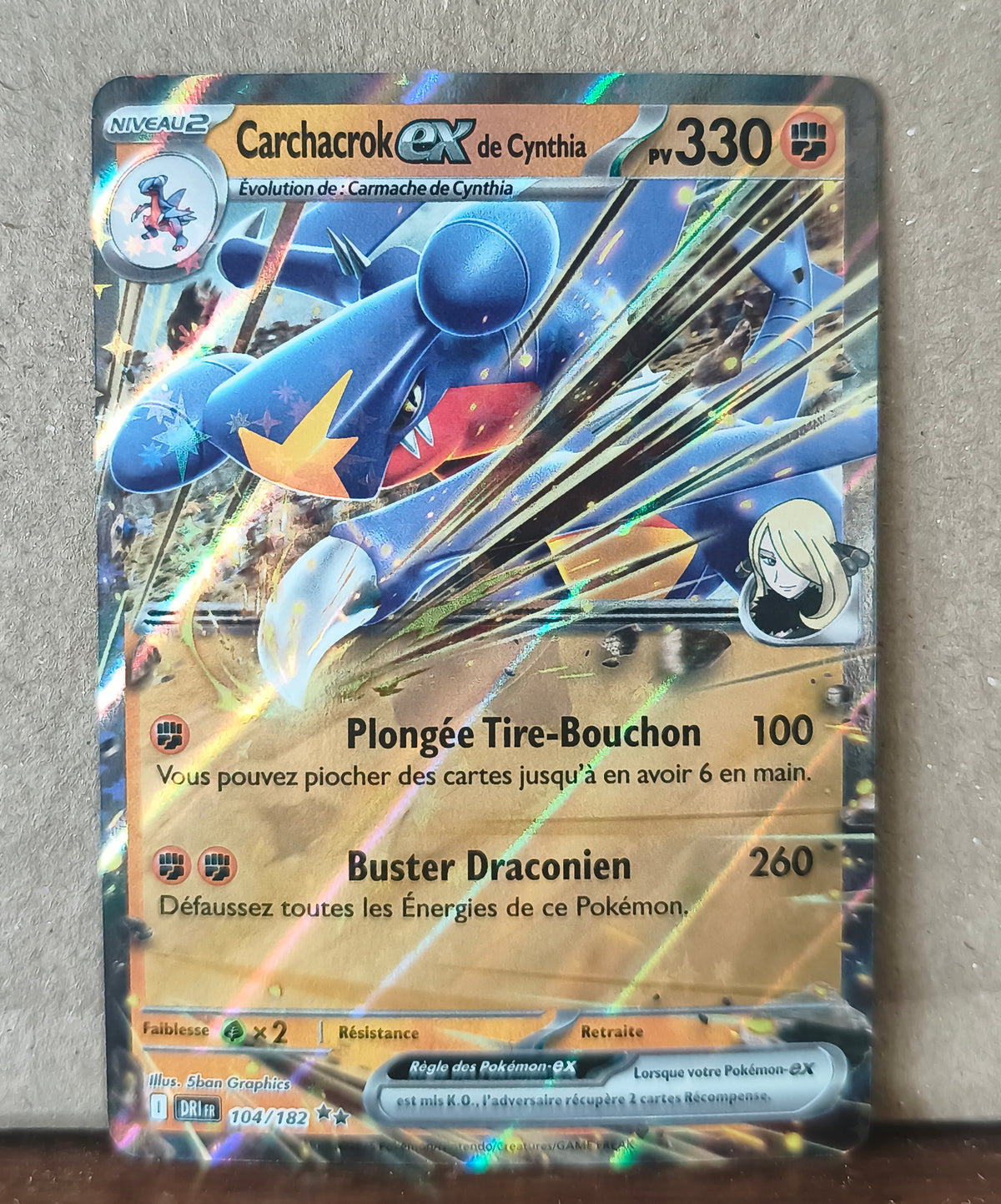 Carte Pokémon Carchacrok ex de Cynthia 104/182 Rivalités Destinées, recto de l'exemplaire vendu