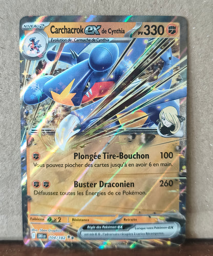 Carte Pokémon Carchacrok ex de Cynthia 104/182 Rivalités Destinées, recto de l'exemplaire vendu