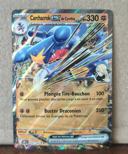 Carte Pokémon Carchacrok ex de Cynthia 104/182 Rivalités Destinées, recto de l'exemplaire vendu