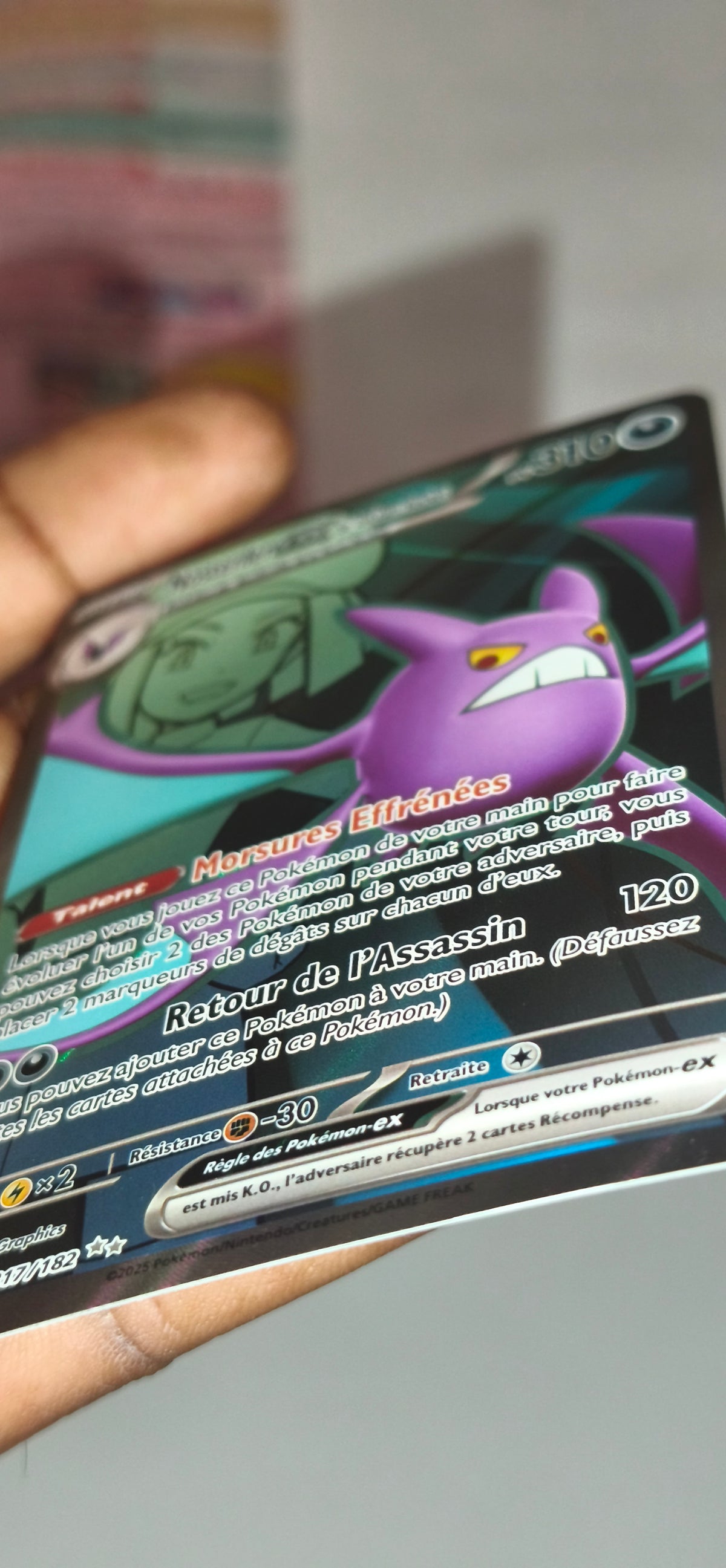 Carte Pokémon Nostenfer ex 217/182 Team Rocket Rivalités Destinées, détail de l'effet holographique sur l'exemplaire vendu